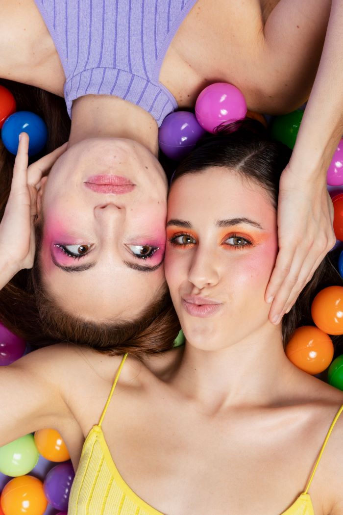 80s Makeup: Οι Λαμπερές Τάσεις που Επιστρέφουν