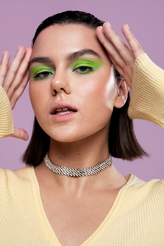 80s Makeup: Οι Λαμπερές Τάσεις που Επιστρέφουν