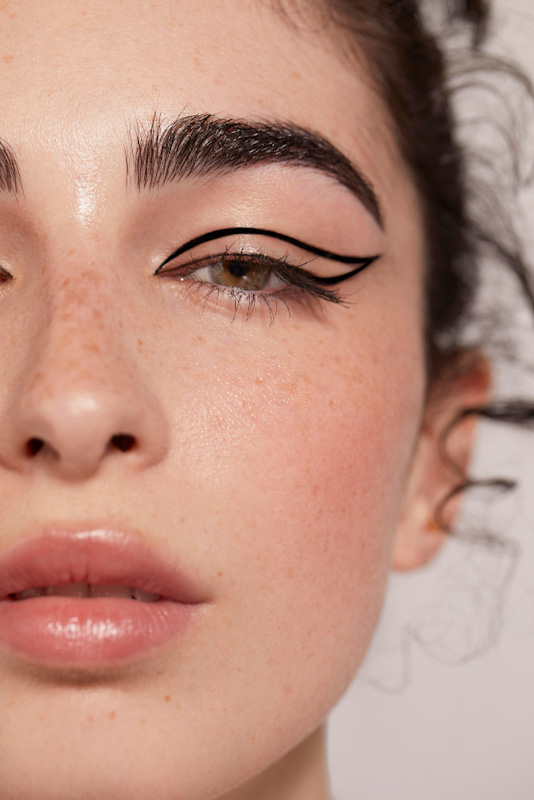 Ποιο Eyeliner Look Ταιριάζει με το Σχήμα των Ματιών σου